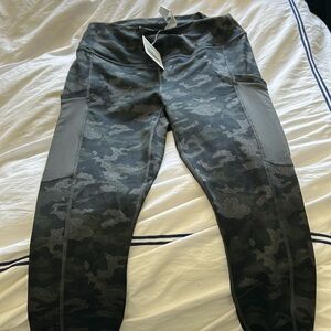 NWT Fabletics Women’s On The Go Leggings in Size Medium Short Length